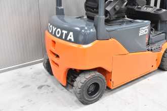 Použité vysokozdvižné vozíky TOYOTA 8FBM20T /58317/ ELEKTRO VIERRADFRONTSTAPLER (13061718)