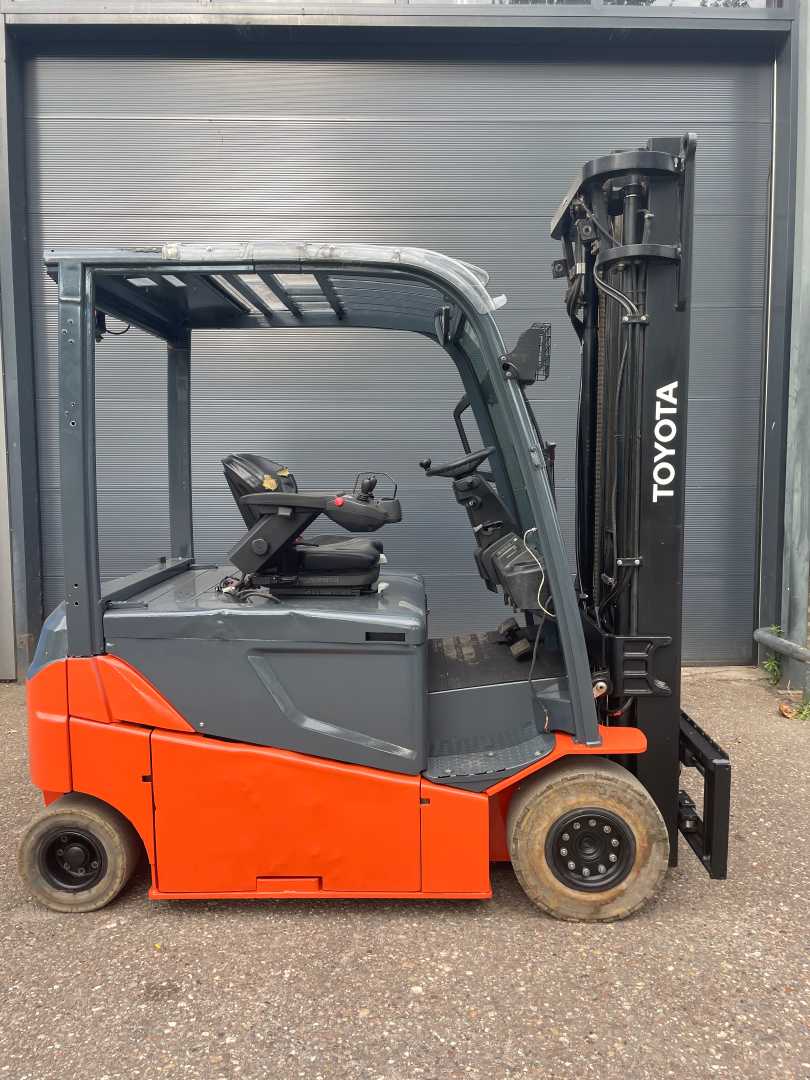Použité vysokozdvižné vozíky TOYOTA 8FBMT25 ELEKTRO VIERRADFRONTSTAPLER (13068334)