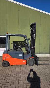 Použité vysokozdvižné vozíky TOYOTA 8FBMT25 ELEKTRO VIERRADFRONTSTAPLER (13073295) backdrop