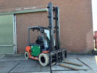 Použité vysokozdvižné vozíky TOYOTA 8FBMT50 ELEKTRO VIERRADFRONTSTAPLER (12987759) backdrop