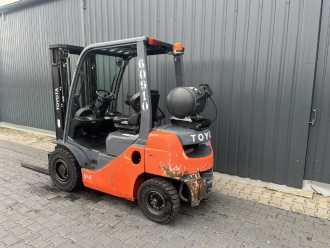 Použité vysokozdvižné vozíky TOYOTA 8FGF20 GAS VIERRADFRONTSTAPLER (13065960)
