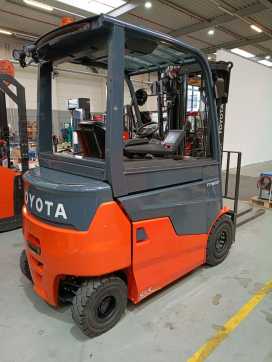Použité vysokozdvižné vozíky TOYOTA 9FBMK25T ELEKTRO VIERRADFRONTSTAPLER (13035208) backdrop