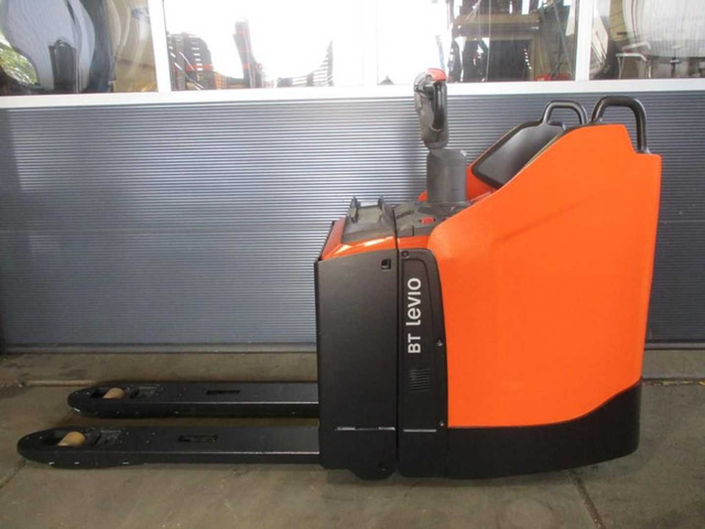 Použité vysokozdvižné vozíky TOYOTA LPE200 ELEKTRO NIEDERHUBWAGENFAHRERSTAND (13075565)