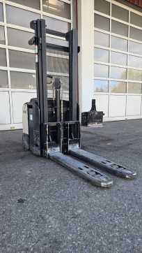 Used Forklift Truck CROWN Eti4040 1,6TF ELEKTRO HOCHHUBWAGENDEICHSEL (13075904) backdrop
