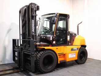 Used Forklift Truck DOOSAN D 90 S-9 DIESEL VIERRADFRONTSTAPLER (12871720) backdrop