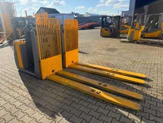 Used Forklift Truck JUNGHEINRICH ECE 310 HP Baujahr 2019 Akku 2024 2x Vorhanden ELEKTRO NIEDERHUBKOMMISSIONIERER (13076484)