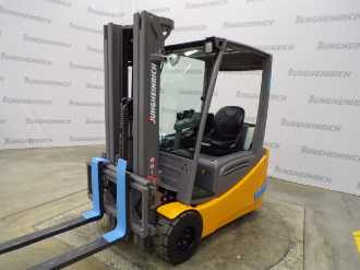 Used Forklift Truck JUNGHEINRICH EFG 220 SP G+E 115-440 DZ ELEKTRO VIERRADFRONTSTAPLER (12947269) backdrop