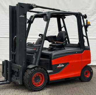 Used Forklift Truck LINDE E 50 / 600 HL ELEKTRO VIERRADFRONTSTAPLER (13022707) backdrop