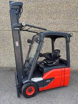 Used Forklift Truck LINDE E16C-02 (740h) NEW BATTERY ELEKTRO DREIRADFRONTSTAPLER (13053594) backdrop