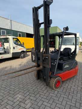 Used Forklift Truck LINDE E18-02 ELEKTRO DREIRADFRONTSTAPLER (13072030) backdrop