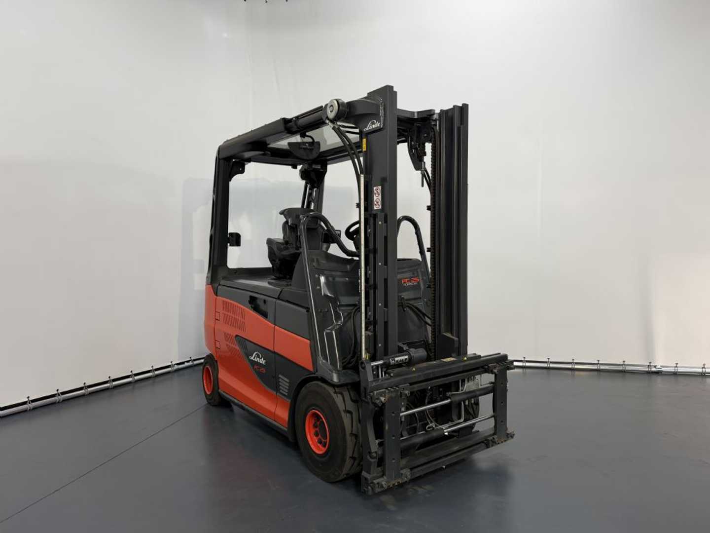 Used Forklift Truck LINDE E25FCFC-01/600 ELEKTRO VIERRADFRONTSTAPLER (13059460)