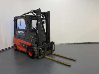 Used Forklift Truck LINDE E35L-01 ELEKTRO VIERRADFRONTSTAPLER (13070516) backdrop
