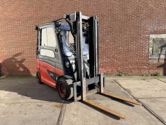 Used Forklift Truck LINDE E45HL-01/600 ELEKTRO VIERRADFRONTSTAPLER (13031672) backdrop