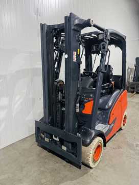 Used Forklift Truck LINDE H 18 T-01 EVO Triplex GAS VIERRADFRONTSTAPLER (13076275) backdrop