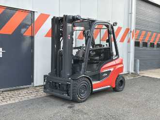Used Forklift Truck LINDE H30D-01 DIESEL VIERRADFRONTSTAPLER (13075315) backdrop