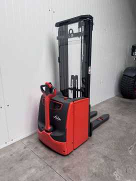 Used Forklift Truck LINDE L 14 i Triplex Initialhub ELEKTRO HOCHHUBWAGENDEICHSEL (13066506) backdrop