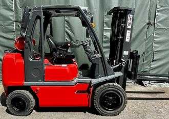 Used Forklift Truck NISSAN UG1D2A32LQ  GAS VIERRADFRONTSTAPLER (13007228) backdrop