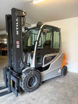 Used Forklift Truck STILL RX60-40_BATT.26 ELEKTRO VIERRADFRONTSTAPLER (13069150) backdrop