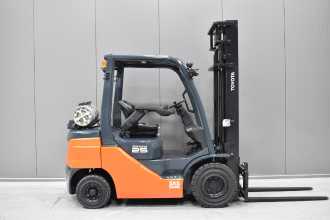 Used Forklift Truck TOYOTA 02-8FGF25 /58291/ GAS VIERRADFRONTSTAPLER (13066175)