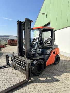 Used Forklift Truck TOYOTA 40-8FD35N DIESEL VIERRADFRONTSTAPLER (13050552)