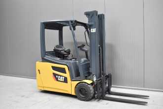 Used Forklift Truck CATERPILLAR 2ET4000 /56582/ ELEKTRO DREIRADFRONTSTAPLER (13042928) backdrop