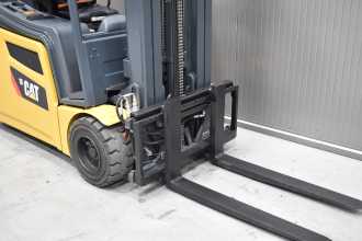 Used Forklift Truck CATERPILLAR 2ET4000 /56582/ ELEKTRO DREIRADFRONTSTAPLER (13042928)