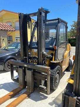 Used Forklift Truck CATERPILLAR DP40NT DIESEL VIERRADFRONTSTAPLER (13053046) backdrop