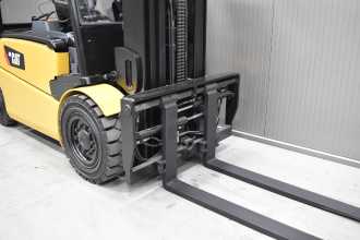 Used Forklift Truck CATERPILLAR EP 40 /55749/ ELEKTRO VIERRADFRONTSTAPLER (13068425)