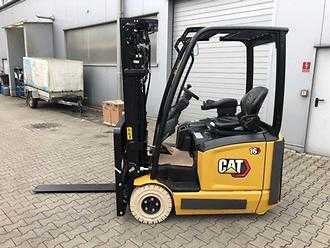 Used Forklift Truck CATERPILLAR EP16ACNT ELEKTRO DREIRADFRONTSTAPLER (13063214) backdrop
