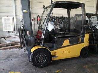 Used Forklift Truck CATERPILLAR EP45 ELEKTRO VIERRADFRONTSTAPLER (13065261) backdrop