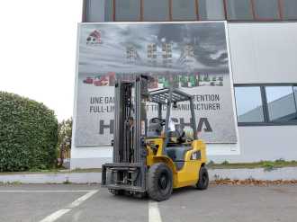 Used Forklift Truck CATERPILLAR GP25N GAS VIERRADFRONTSTAPLER (12999265) backdrop
