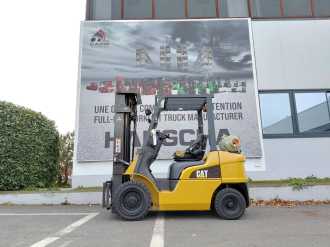 Used Forklift Truck CATERPILLAR GP25N GAS VIERRADFRONTSTAPLER (12999265)