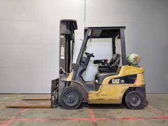Used Forklift Truck CATERPILLAR GP25NTD GAS VIERRADFRONTSTAPLER (13076466)