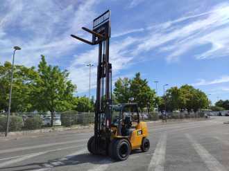 Used Forklift Truck CATERPILLAR GP40N GAS VIERRADFRONTSTAPLER (12719940)