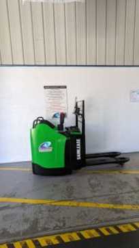 Used Forklift Truck CESAB transpalette conducteur porté debout ELEKTRO NIEDERHUBWAGENFAHRERSITZ (13046108) backdrop