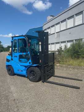 Used Forklift Truck CLARK chariot élévateur à fourches GAS VIERRADFRONTSTAPLER (12889624) backdrop