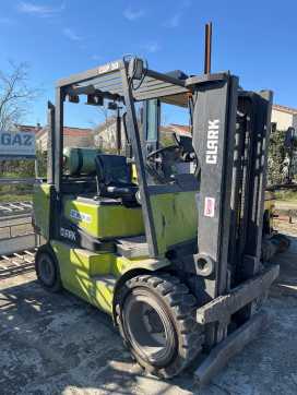 Used Forklift Truck CLARK chariot élévateur à fourches GAS VIERRADFRONTSTAPLER (12995181) backdrop