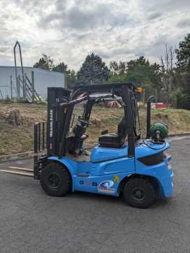 Used Forklift Truck CLARK chariot élévateur à fourches GAS VIERRADFRONTSTAPLER (13061130) backdrop