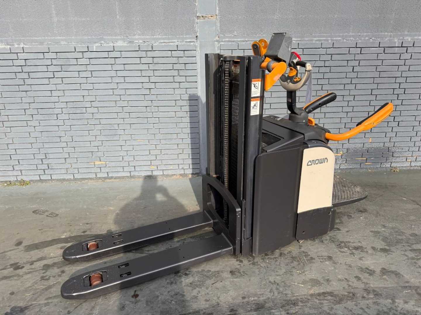 Used Forklift Truck CROWN DT 3040 Baujahr 2018/ Stunden 5502 Akku 2018 ELEKTRO HOCHHUBWAGENDEICHSEL (13071049)