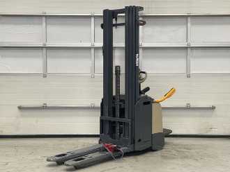 Used Forklift Truck CROWN ETi 4000 1.6 TT ELEKTRO HOCHHUBWAGENDEICHSEL (12975233) backdrop