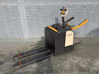 Used Forklift Truck CROWN WT 3040 Baujahr 2018/ Stunden 4526 Akku Bj 2019 ELEKTRO HOCHHUBWAGENDEICHSEL (13071050) backdrop