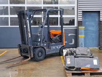Used Forklift Truck DOOSAN D15S-5 DIESEL VIERRADFRONTSTAPLER (13073357) backdrop