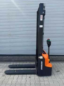 Used Forklift Truck DOOSAN LSM12N 3 Betriebsstunden!!! ELEKTRO HOCHHUBWAGENDEICHSEL (13064546) backdrop