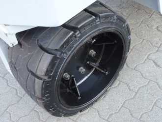 Used Forklift Truck HUBTEX DQ80-G GAS VIERWEGESTAPLER (13022463)