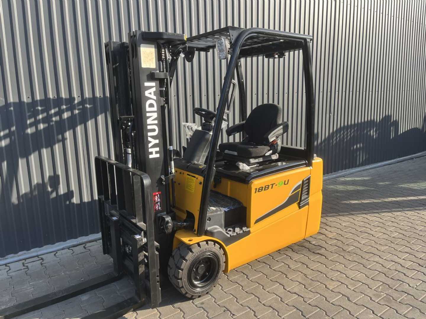 Used Forklift Truck HYUNDAI 18BT-9U ELEKTRO DREIRADFRONTSTAPLER (13028724)