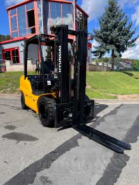Used Forklift Truck HYUNDAI 30D-9V DIESEL VIERRADFRONTSTAPLER (13024600) backdrop