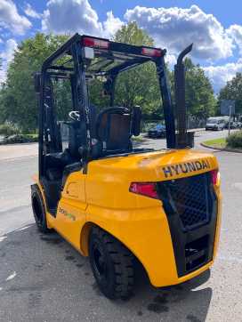 Used Forklift Truck HYUNDAI 30D-9V DIESEL VIERRADFRONTSTAPLER (13024600)