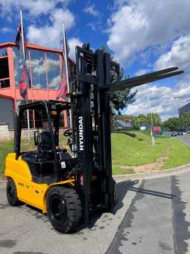 Used Forklift Truck HYUNDAI 30D-9V DIESEL VIERRADFRONTSTAPLER (13024600)