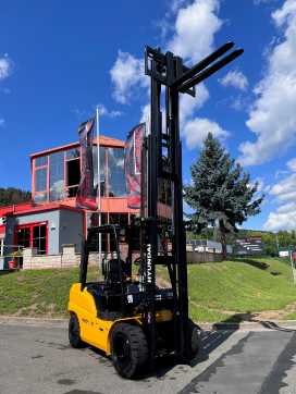 Used Forklift Truck HYUNDAI 30D-9V DIESEL VIERRADFRONTSTAPLER (13024600)