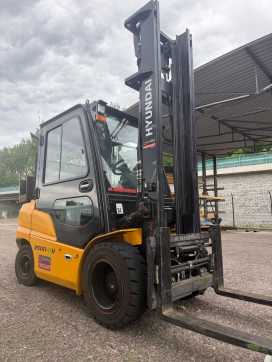 Used Forklift Truck HYUNDAI 35 DN-9V DIESEL VIERRADFRONTSTAPLER (13047323) backdrop